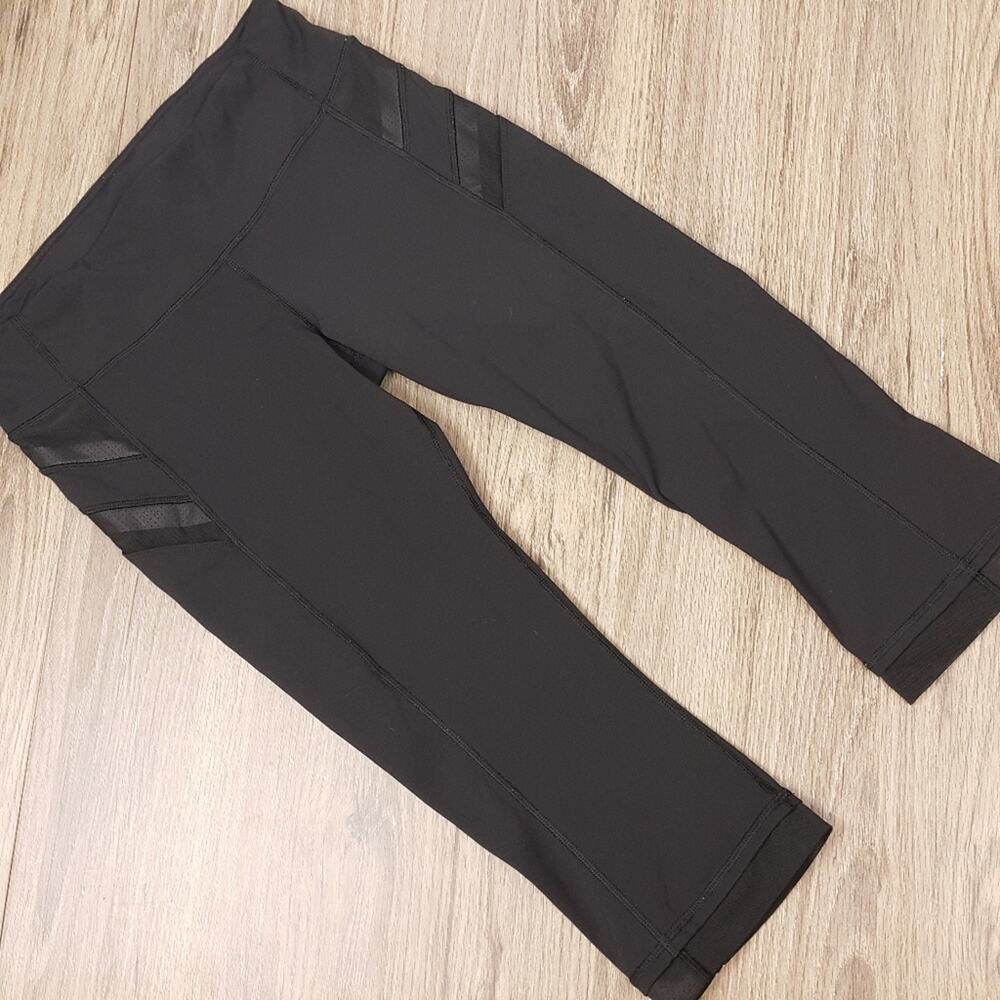 Lululemon black cropped Leggings w/pockets, mesh accents  sz 8